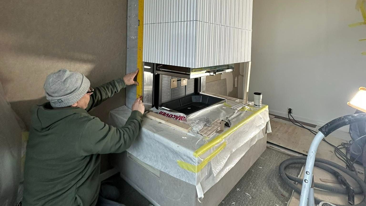 Mann med vater opparbeider nytt ildsted